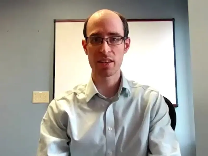 Why should chromosome 1 abnormalities be assessed in all patients with MM?